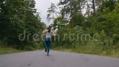 跑步的女人在森林里的路上缓慢地<strong>奔跑</strong>和跳跃。 <strong>户外</strong>健身。 用安定剂射击。